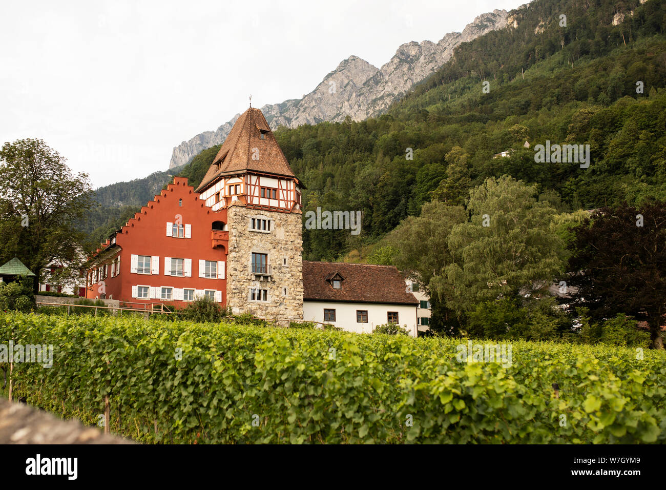 La Casa Rossa in Vaduz, Liechtenstein, è una famosa casa privata costruita nel 1338 e circondato dal principe della royal vigneti. Foto Stock