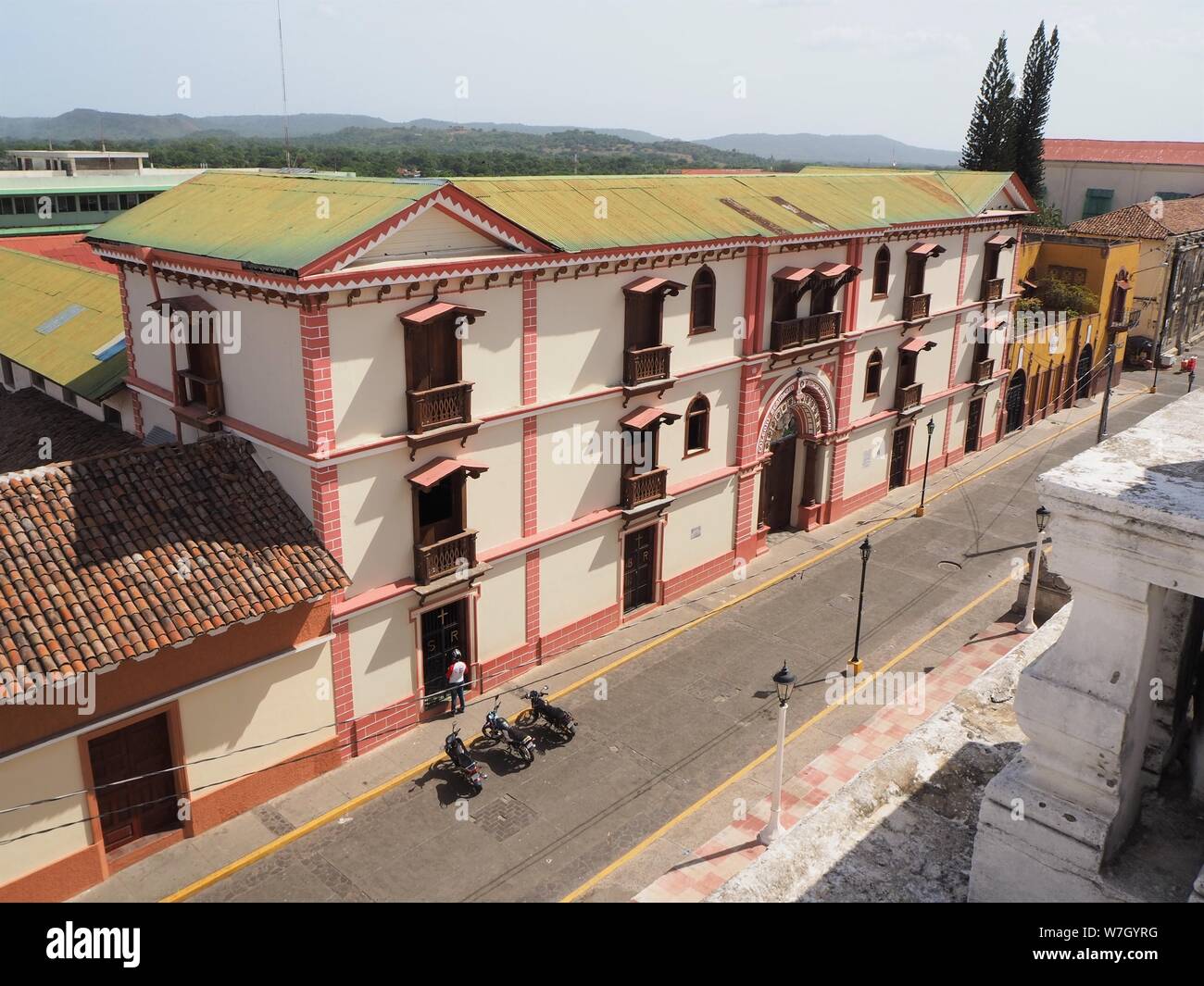 Leon, Città, Nicaragua america centrale, dal tetto del Duomo vero e proprio e la rinomata Basilica Cattedrale dell Assunzione della Beata Vergine Maria Foto Stock