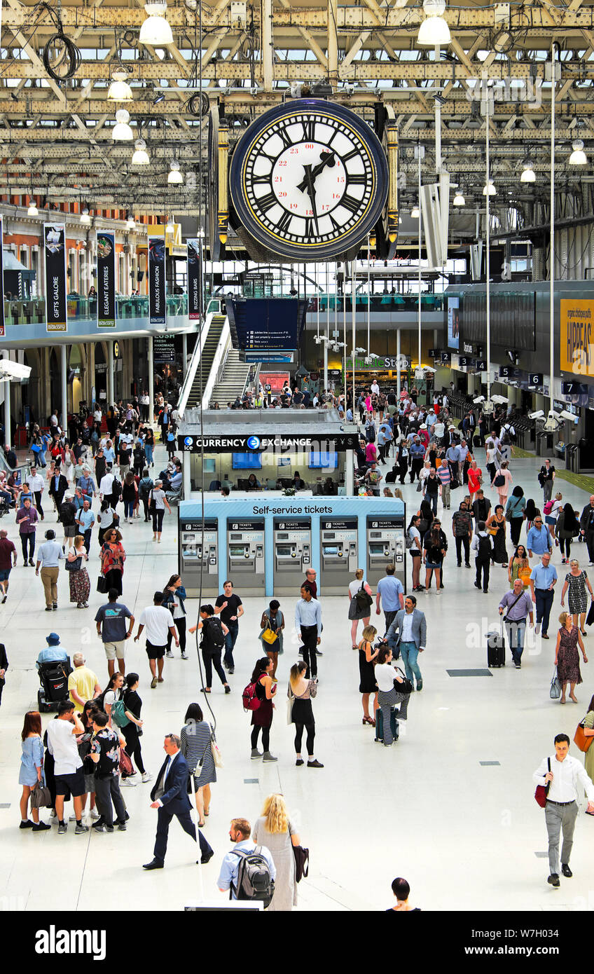 Persone passeggeri che camminano sull'atrio, acquistando biglietti da biglietterie e orologio alla stazione di Waterloo nel sud di Londra Inghilterra Regno Unito KATHY DEWITT Foto Stock