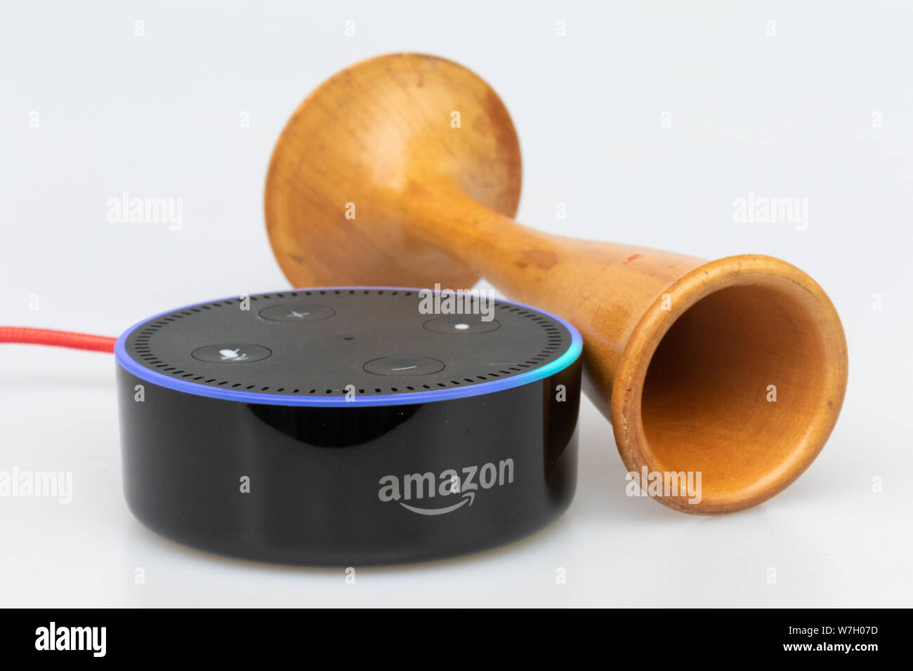 Eco di Amazon e Alexa sono in ascolto. Foto Stock
