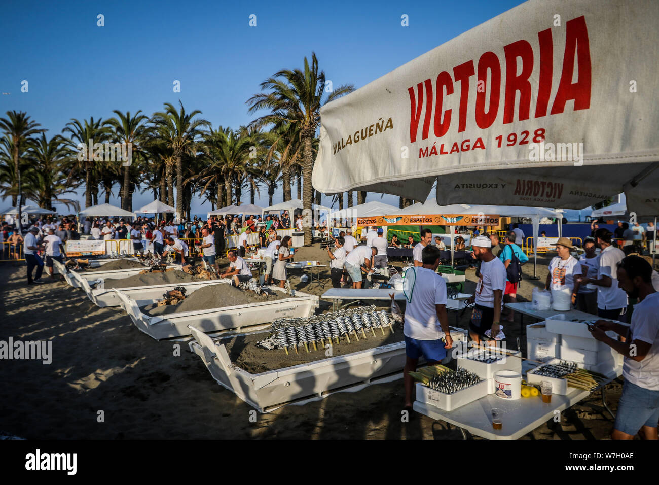 Agosto 3, 2019: 6 agosto 2019 (Malaga, Torremolinos) Daniel Penchev del Chiringuito La jÃ¡bega da Malaga il comune di Torremolinos è diventato il miglior oratore sulla Costa del Sol dopo aver vinto il primo premio nella quinta edizione del Concurso de espetos città di Toremolinos, organizzata dall'Torremolinos dei datori di lavoro a cerchio, in cui circa trenta professionisti provenienti da diversi comuni della Costa del Sol ha partecipato.Durante la competizione, ogni partecipante ha presentato due punti, uno di sardine e uno di un pezzo di pesce o frutti di mare da scegliere. Gli elementi che la giuria ha preso in Foto Stock