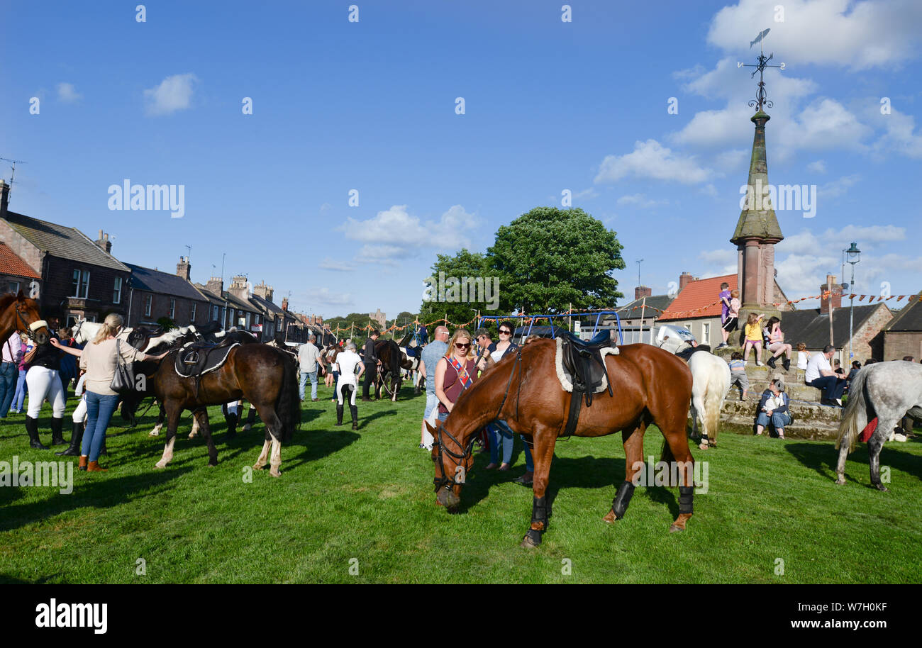 Il Coldstreamer la cavalcata a Norham durante Coldstream settimana civico 2019, questo anni visita annuale ha visto 99 cavalli rendono il viaggio. Foto Stock
