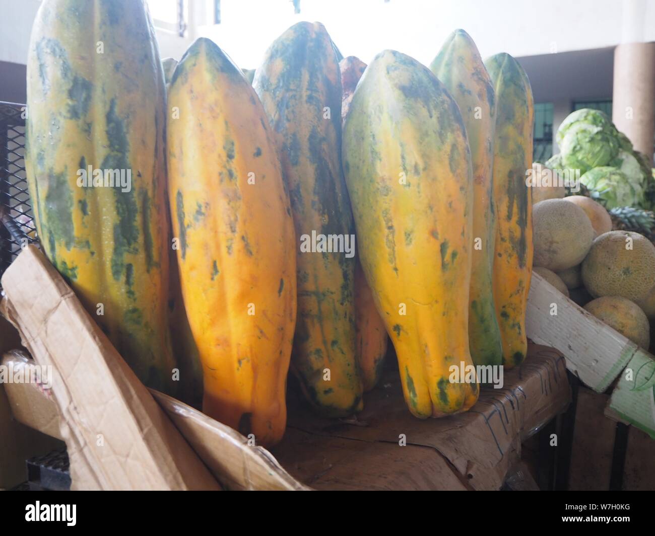 Nicaragua, Leon, Cenrtal America. Mercato con prodotti alimentari, frutta e verdura e merci. Foto Stock