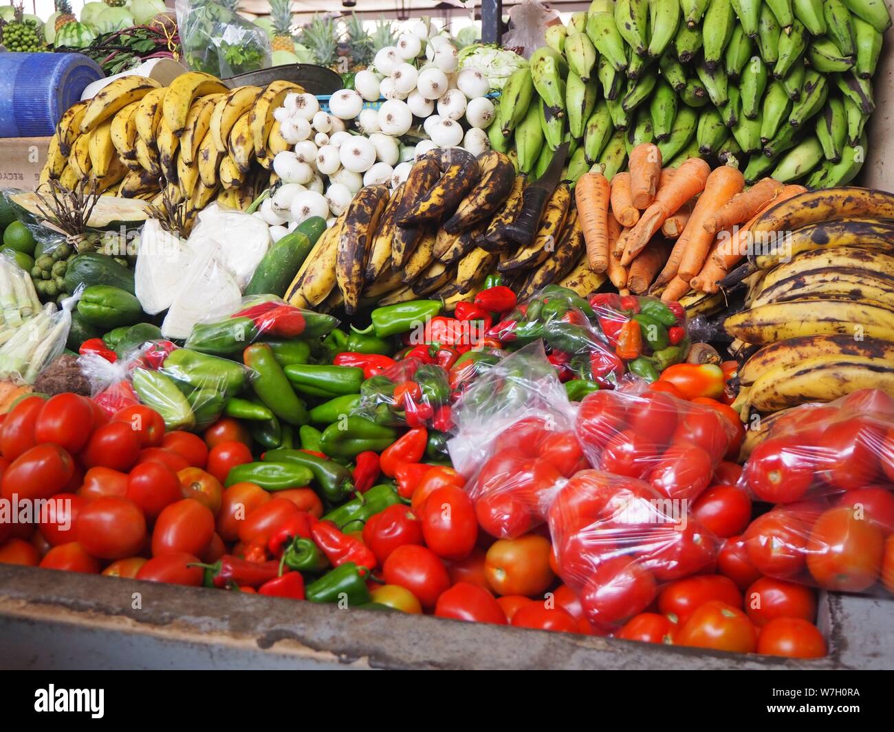 Nicaragua, Leon, Cenrtal America. Mercato con prodotti alimentari, frutta e verdura e merci. Foto Stock