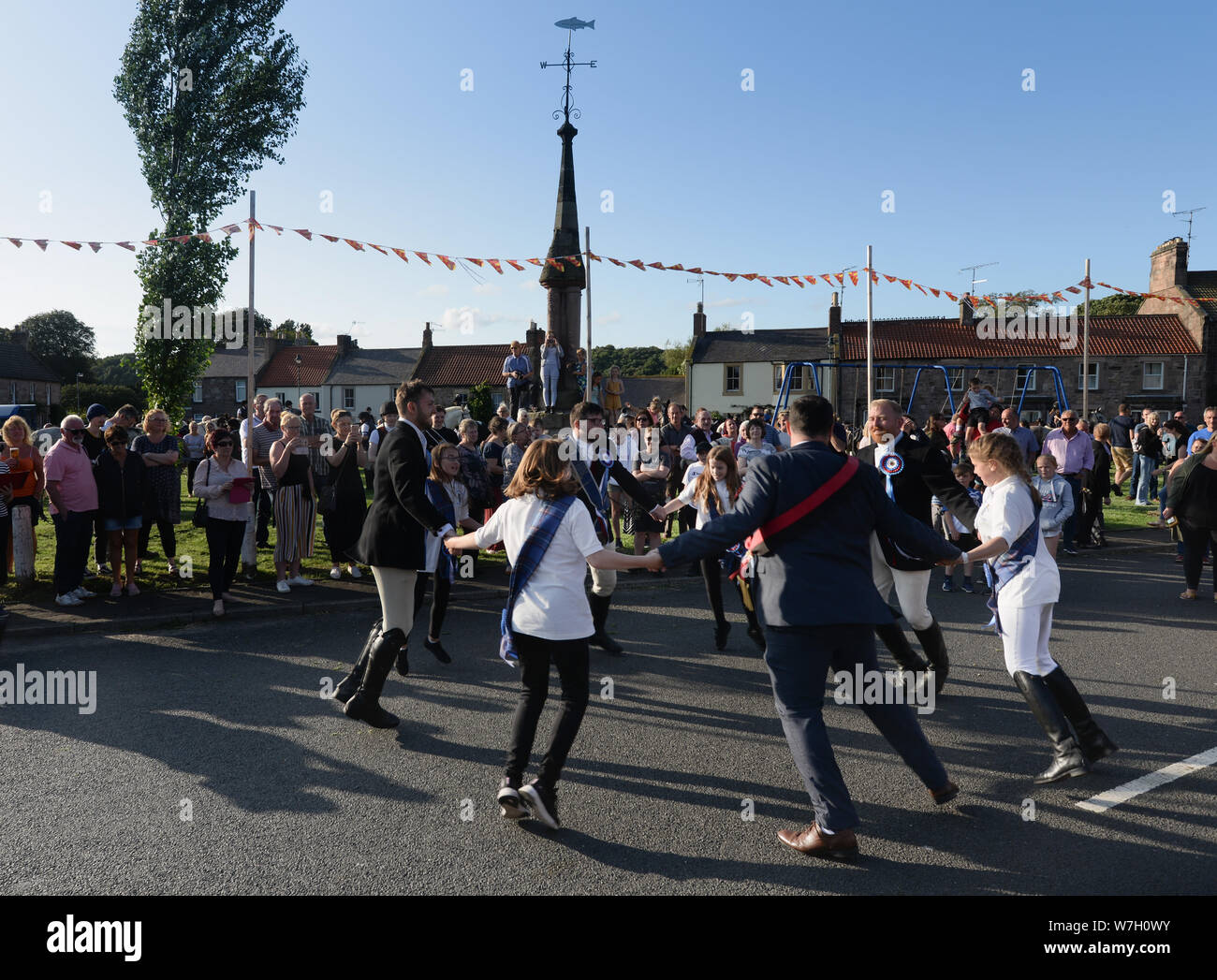 Il Coldstreamer ballare la bobina in strada a Norham durante Coldstream Civic Settimana Foto Stock