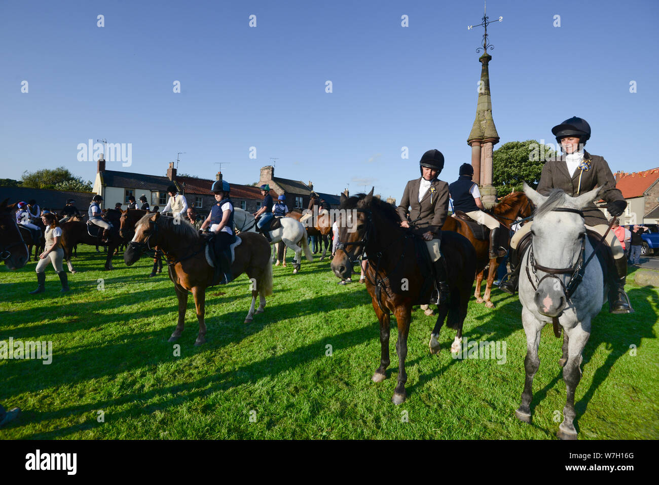 Il Coldstreamer la cavalcata a Norham durante Coldstream settimana civico 2019, questo anni visita annuale ha visto 99 cavalli rendono il viaggio. Foto Stock