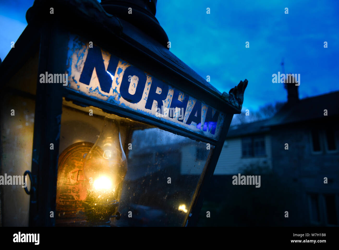 Lanterna accesa con una lampada di paraffina all'ex stazione Norham sul Tweedmouth a Kelso linea di ramificazione di una vittima dei tagli Beeching degli anni sessanta Foto Stock