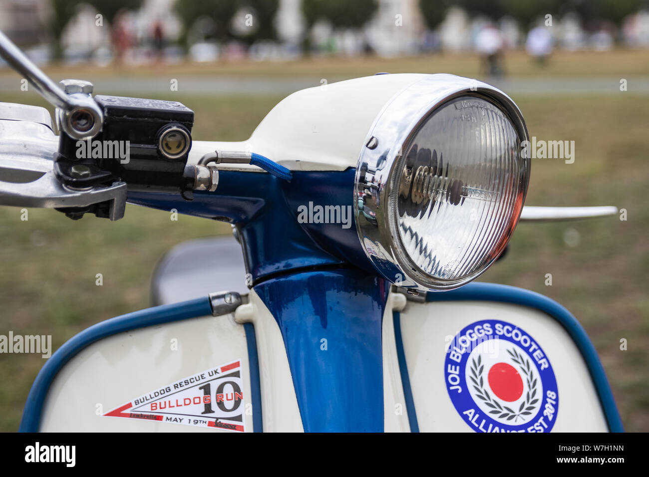 Una stretta fino al faro di un Vintage scooter o ciclomotore Foto Stock