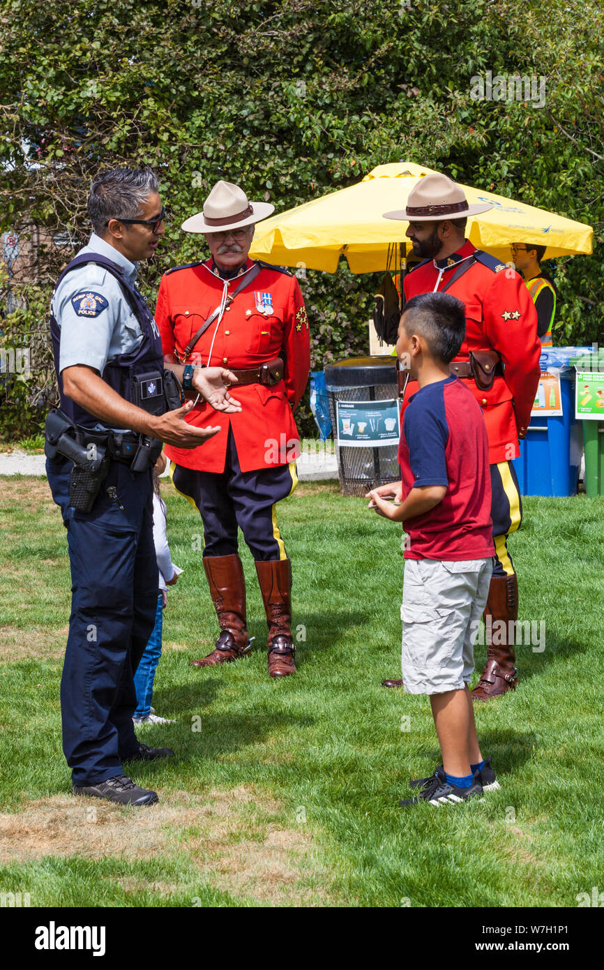 Royal Canadian Mounties interagendo con il pubblico in generale al 2019 Richmond Maritime Festival di Steveston British Columbia Foto Stock
