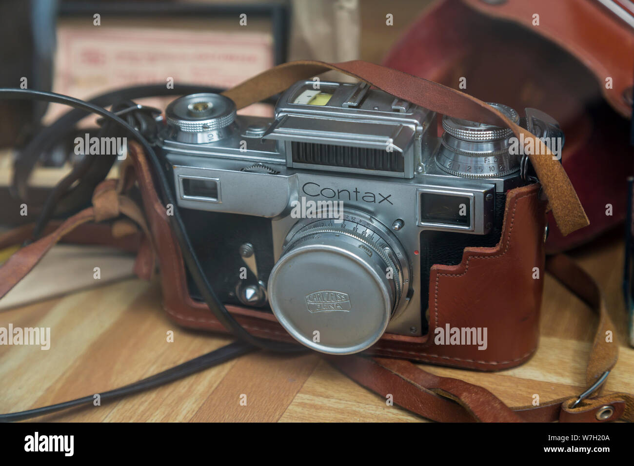 Fotocamera Vintage Contax con obiettivo Carl Zeiss in vendita in una vetrina di beneficenza nel centro di Glasgow, Scozia, Regno Unito Foto Stock