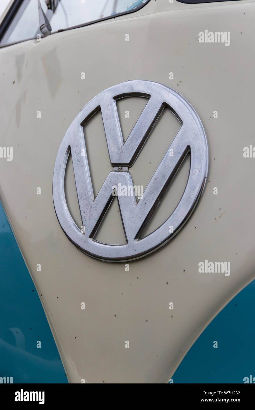 Una chiusura di un cromato VW o Volkswagen badge su un camper Foto Stock