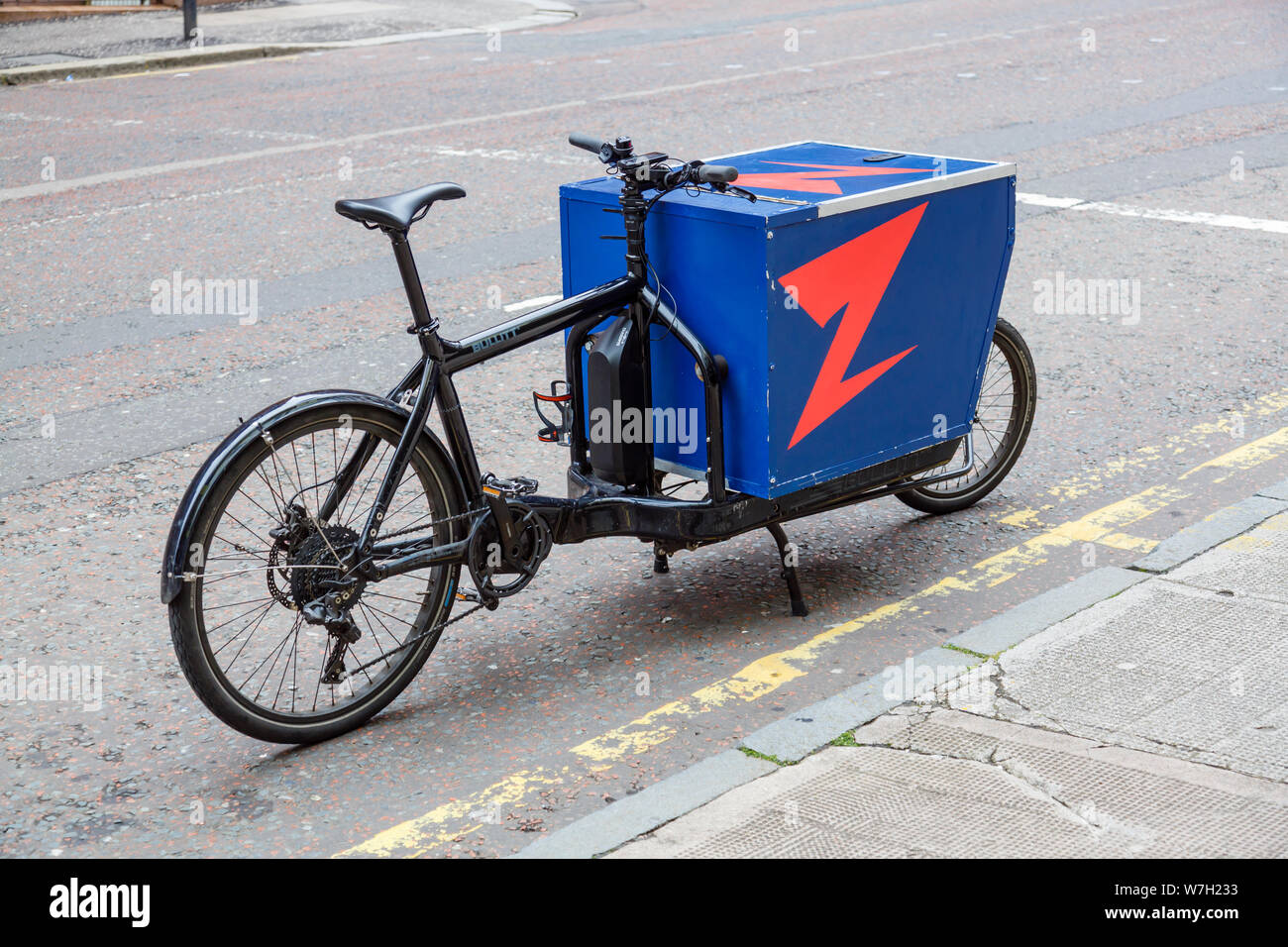 Una bicicletta da carico Zedify parcheggiata sulla strada nel centro di Glasgow, Scozia, Regno Unito Foto Stock