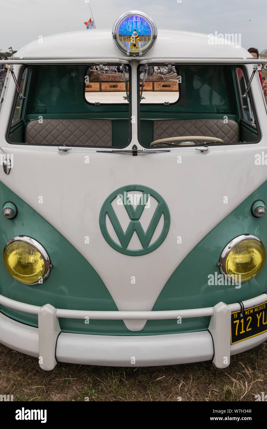 La parte anteriore di un verde e bianco VW vintage o Volkswagen camper van Foto Stock