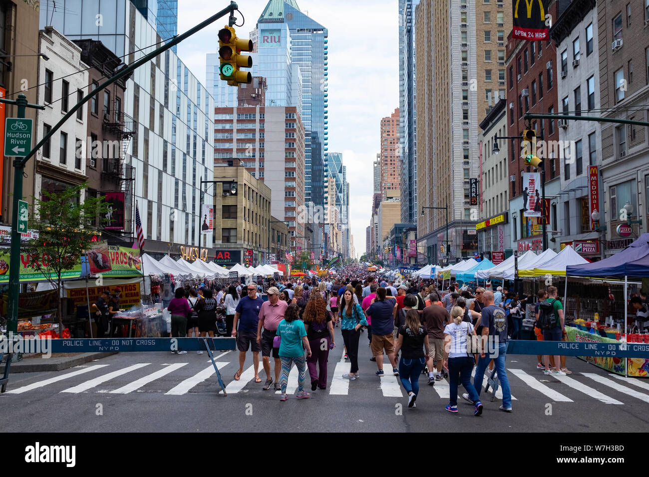 La strada è bloccata al traffico dalla NYPD per la fiera e il mercato della strada sulla 8th Avenue in Times Square, Midtown, Manhattan, New York in estate Foto Stock