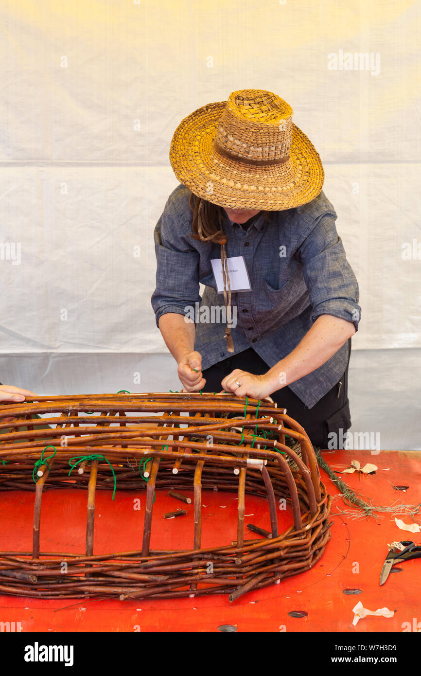 Giovane donna a dare una dimostrazione su come costruire un piccolo Coracle al 2019 Richmond Maritime Festival di Steveston British Columbia Foto Stock