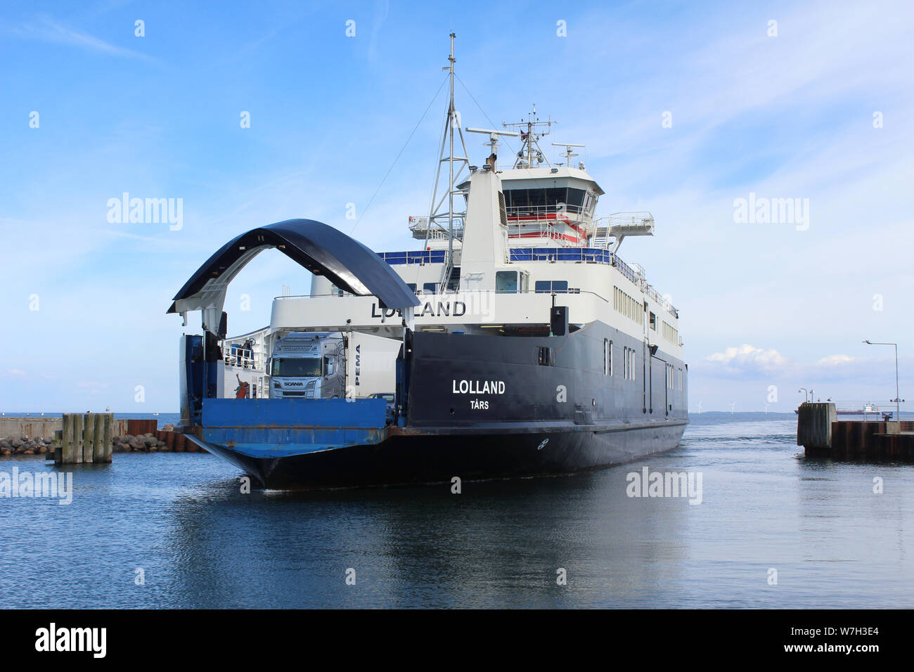 SPODSBJERG, Danimarca, 17 luglio 2019: Il Spodsbjerg - Tars traghetto in arrivo e di attracco al porto di Spodsberg, Langeland. Foto Stock
