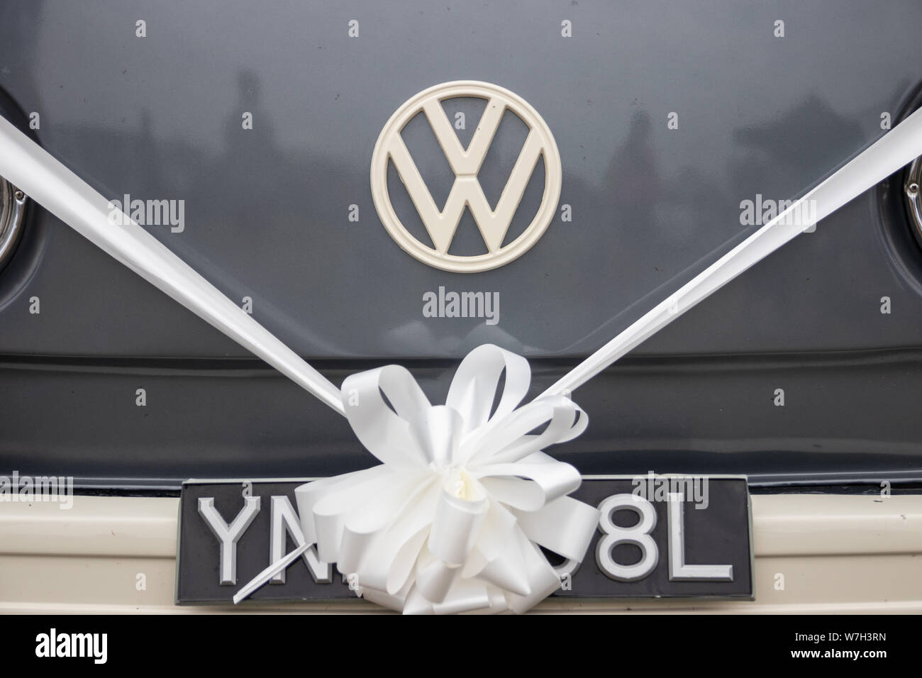 Regno Unito la parte anteriore di una VW o Volkswagen camper van con un nastro pronto per un matrimonio Foto Stock