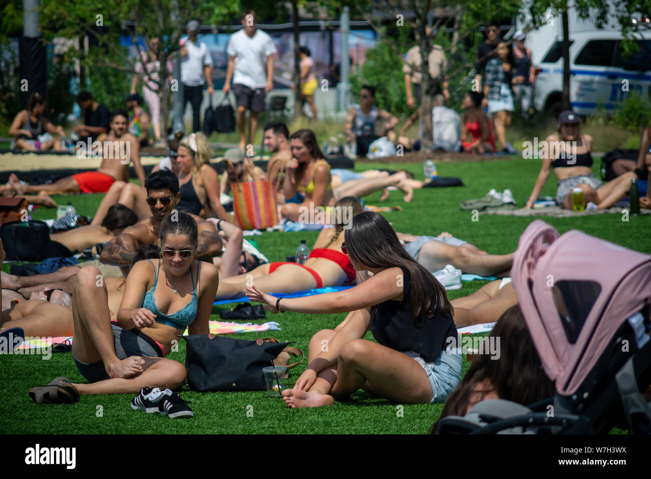 Millennial folla Domino Parco nel quartiere di Williamsburg di Brooklyn a New York per cuocere al sole domenica 4 agosto, 2019. (© Richard B. Levine) Foto Stock