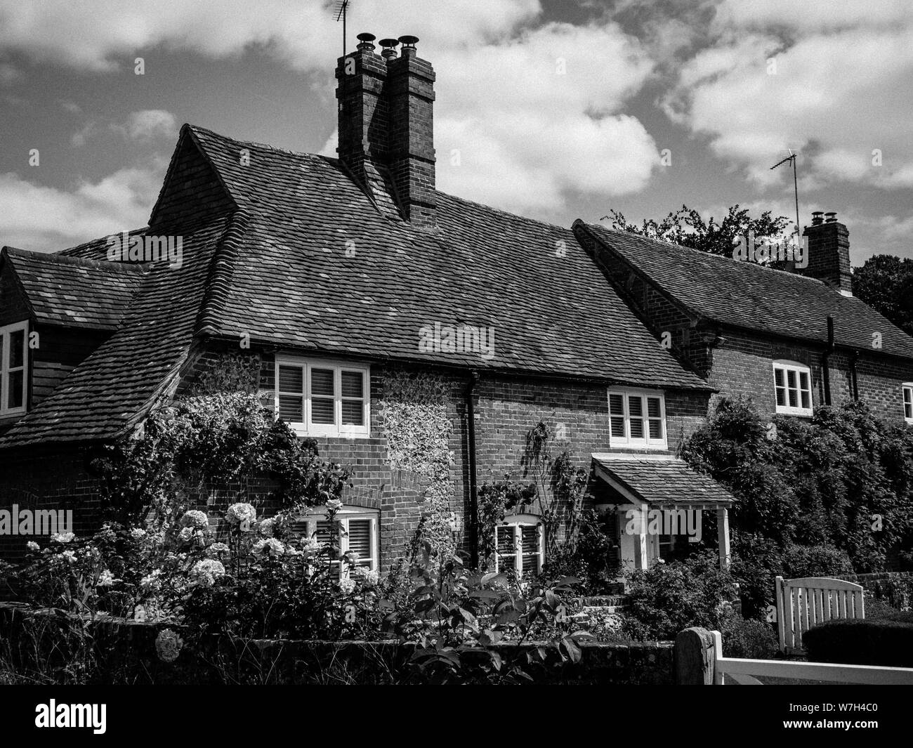 Cottage con rose, Copyhold Farm, Goring Heath, Oxfordshire, Inghilterra, Regno Unito, GB. Foto Stock