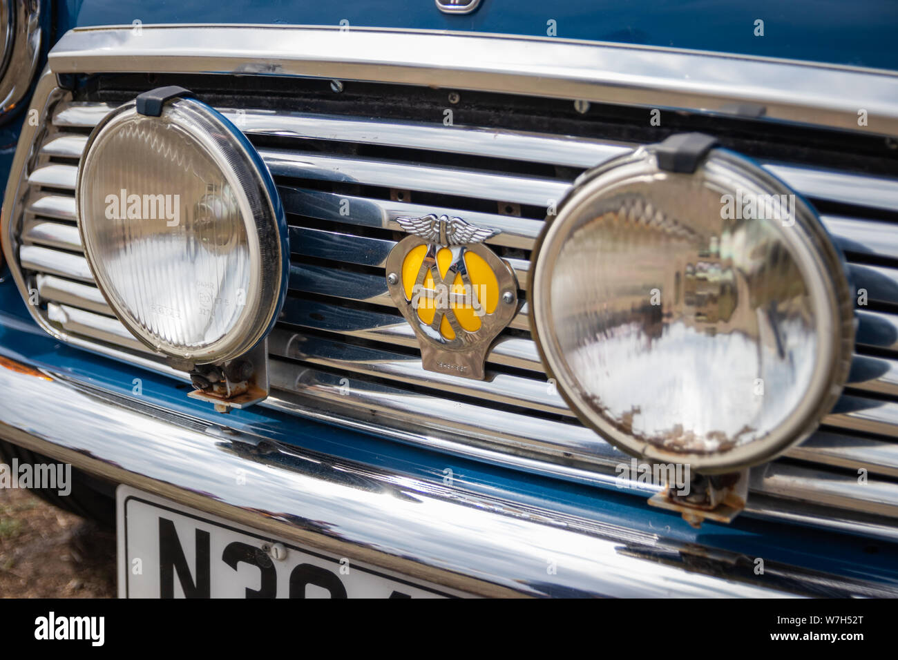 Un AA o automobile association badge o logo sulla parte anteriore di un'auto d'epoca con fari cromate Foto Stock