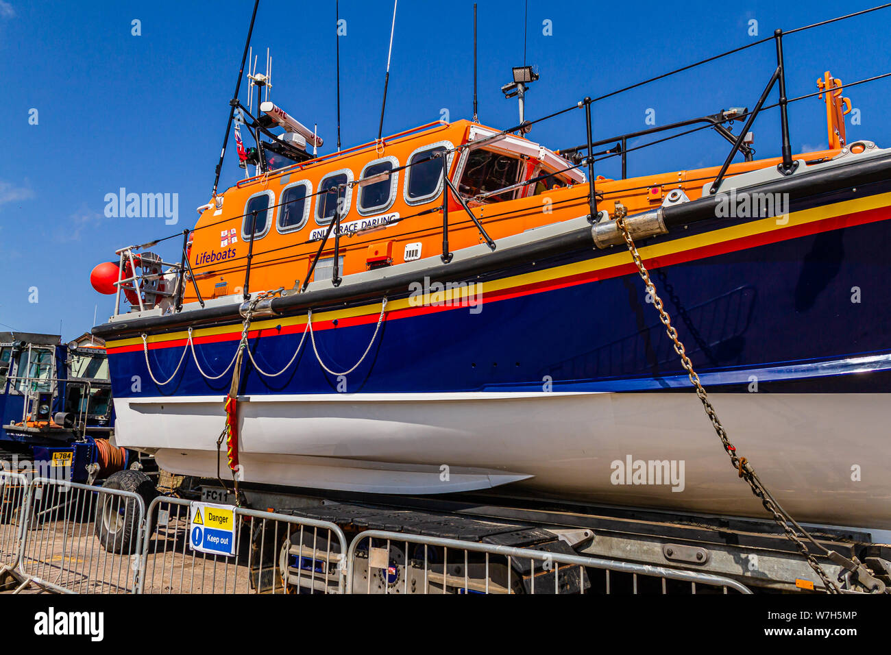 Il Mersey-class RNLI scialuppa di salvataggio grazia Darling pronto sul harbourside a Seahouses, Northumberland, Regno Unito. Luglio 2019. Foto Stock