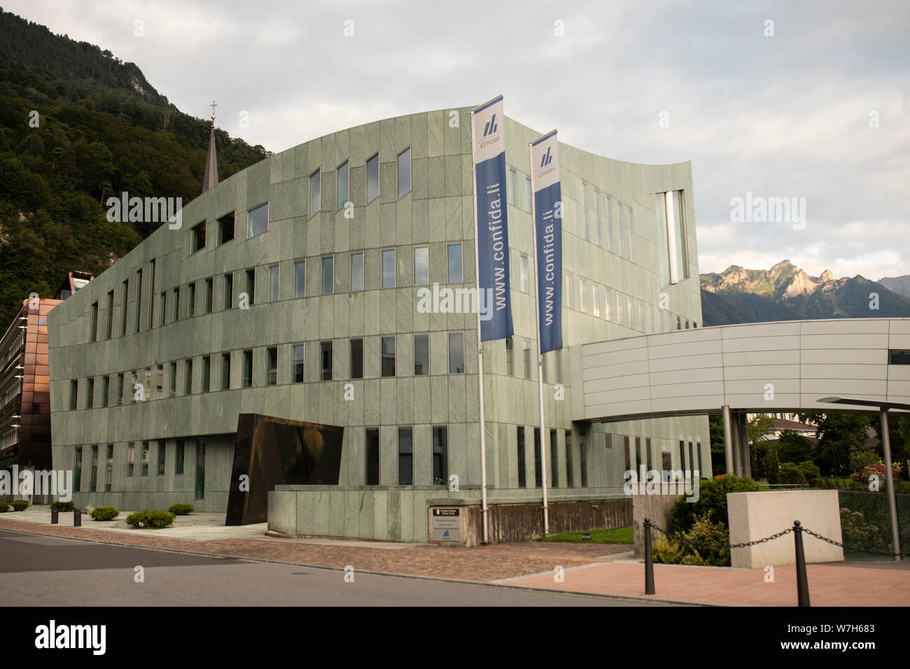 La costruzione di Confida Immobilien AG, un immobiliare e società finanziaria, su Kirchstrasse in Vaduz, Liechtenstein. Foto Stock