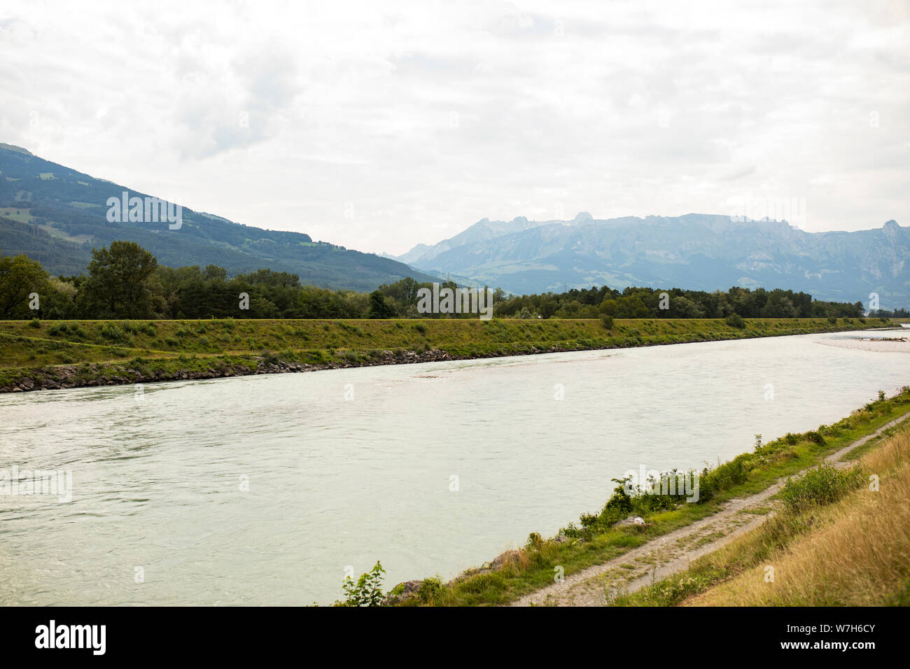 Il fiume Reno cercando da Vaduz, Liechtenstein, verso la Svizzera e le Alpi. Foto Stock