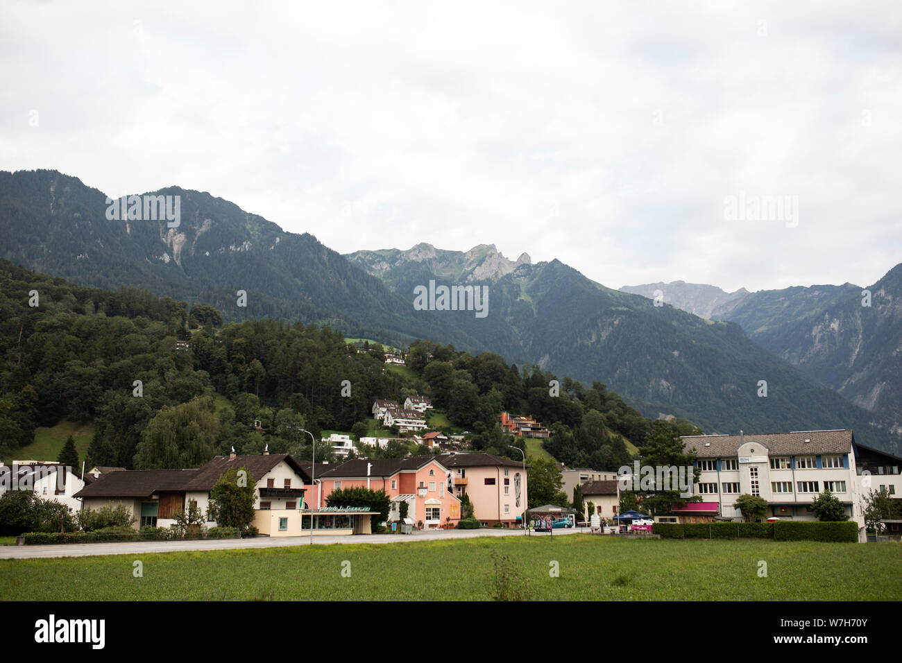 La città di Vaduz, Liechtenstein, nelle alpi tra Svizzera e Austria. Foto Stock
