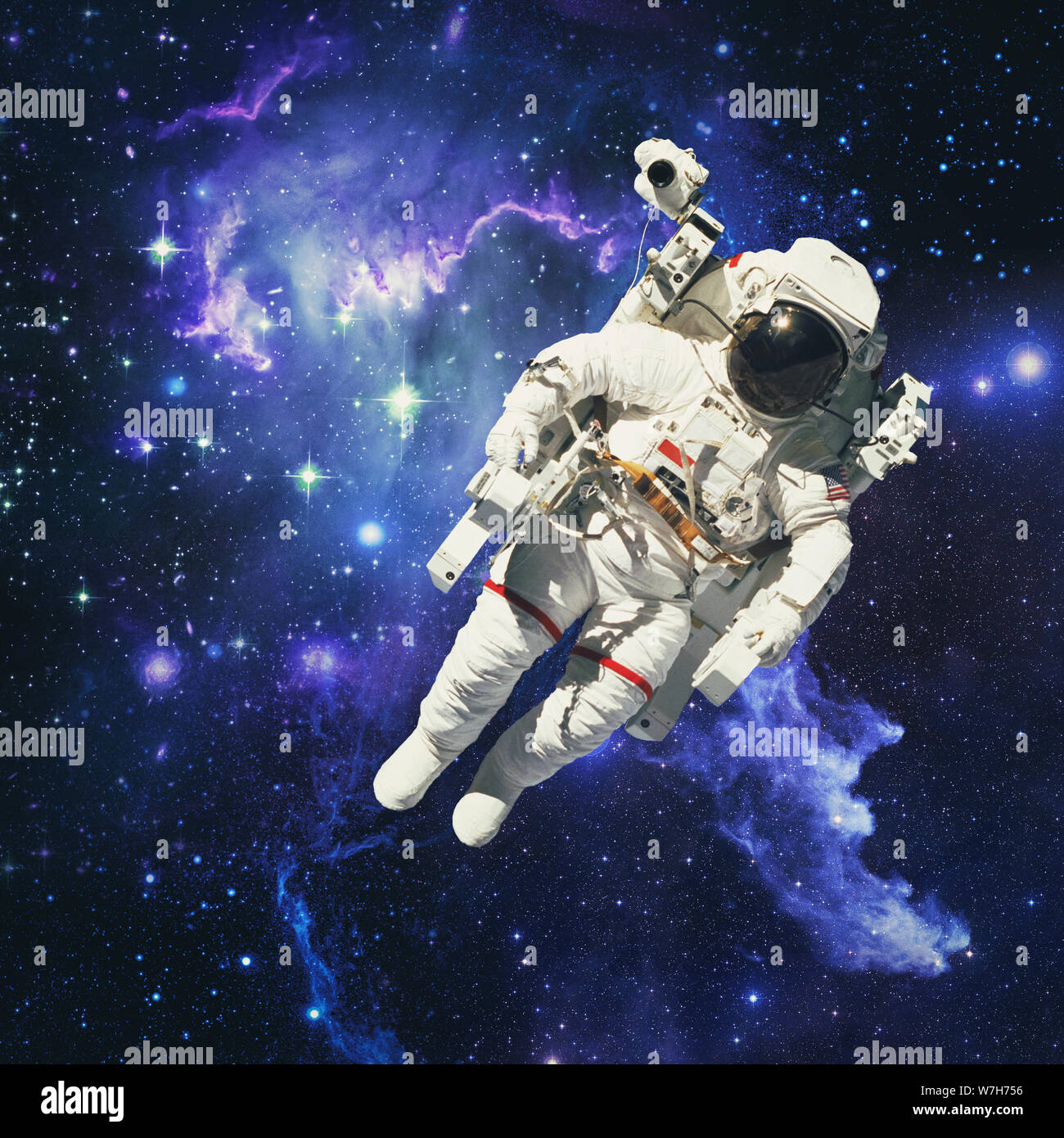 Astronauta nello spazio esterno con galassie e gas in background. Gli elementi di questa immagine fornita dalla NASA. Foto Stock