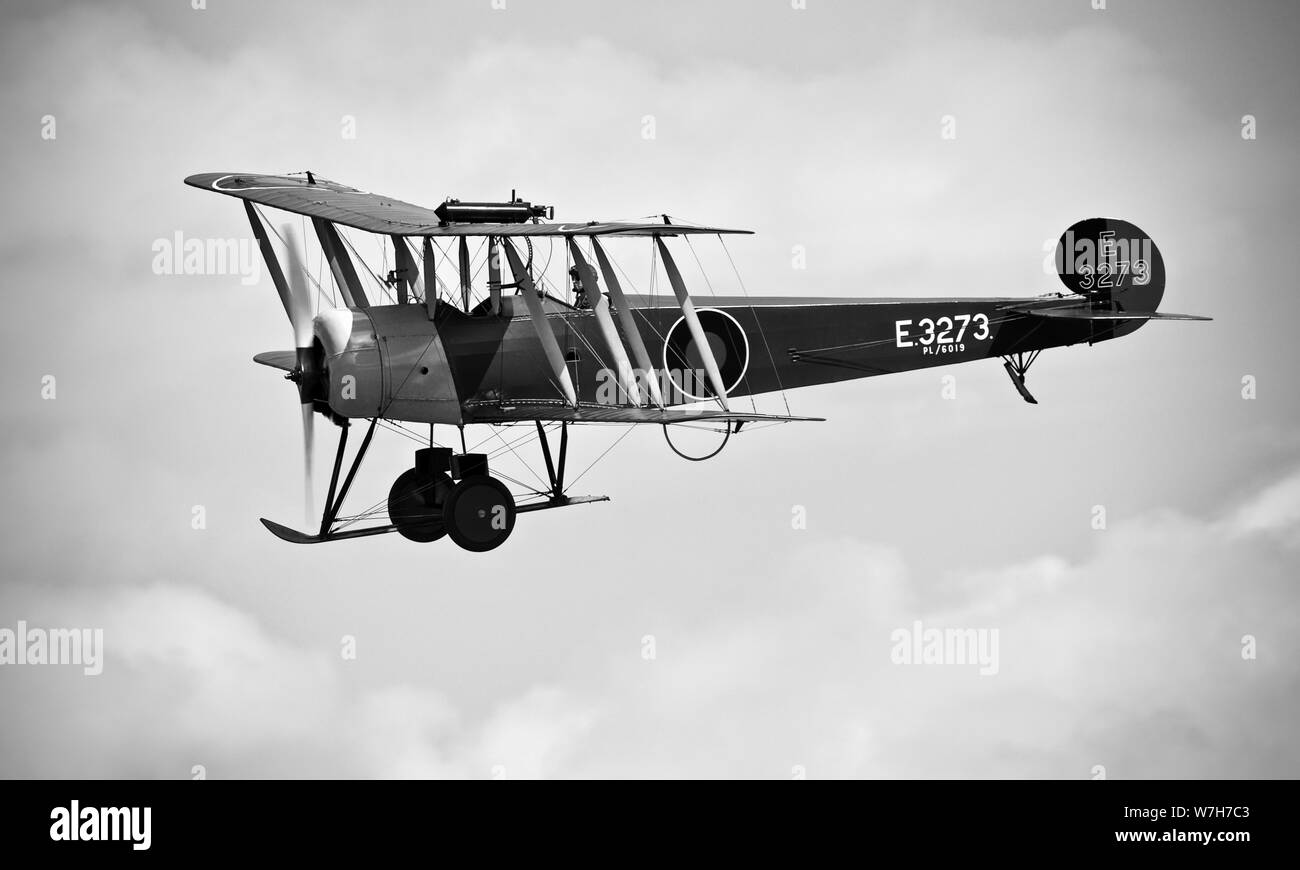1918 Avro 504K 'E3273' airborne a Shuttleworth Airshow militare il 7 Luglio 2019 Foto Stock