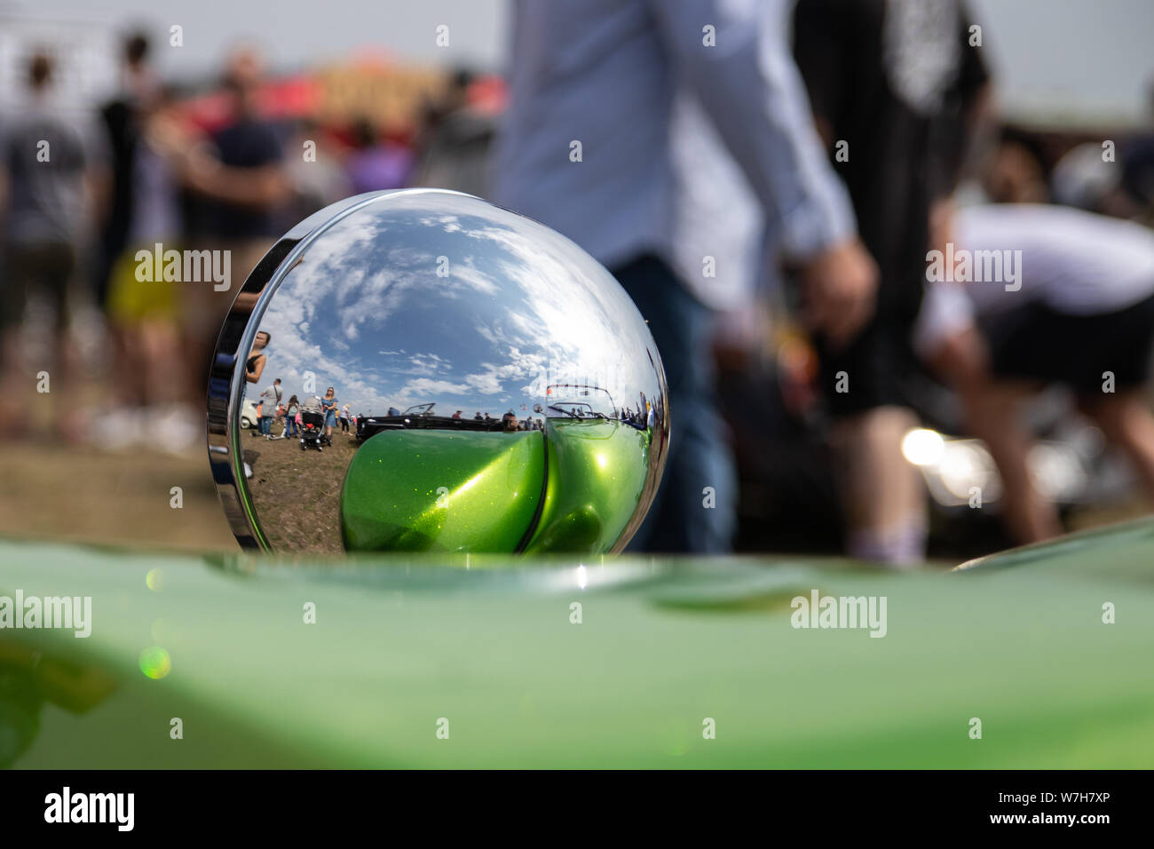 La riflessione di una vettura sportiva in un faro anteriore cromata Foto Stock