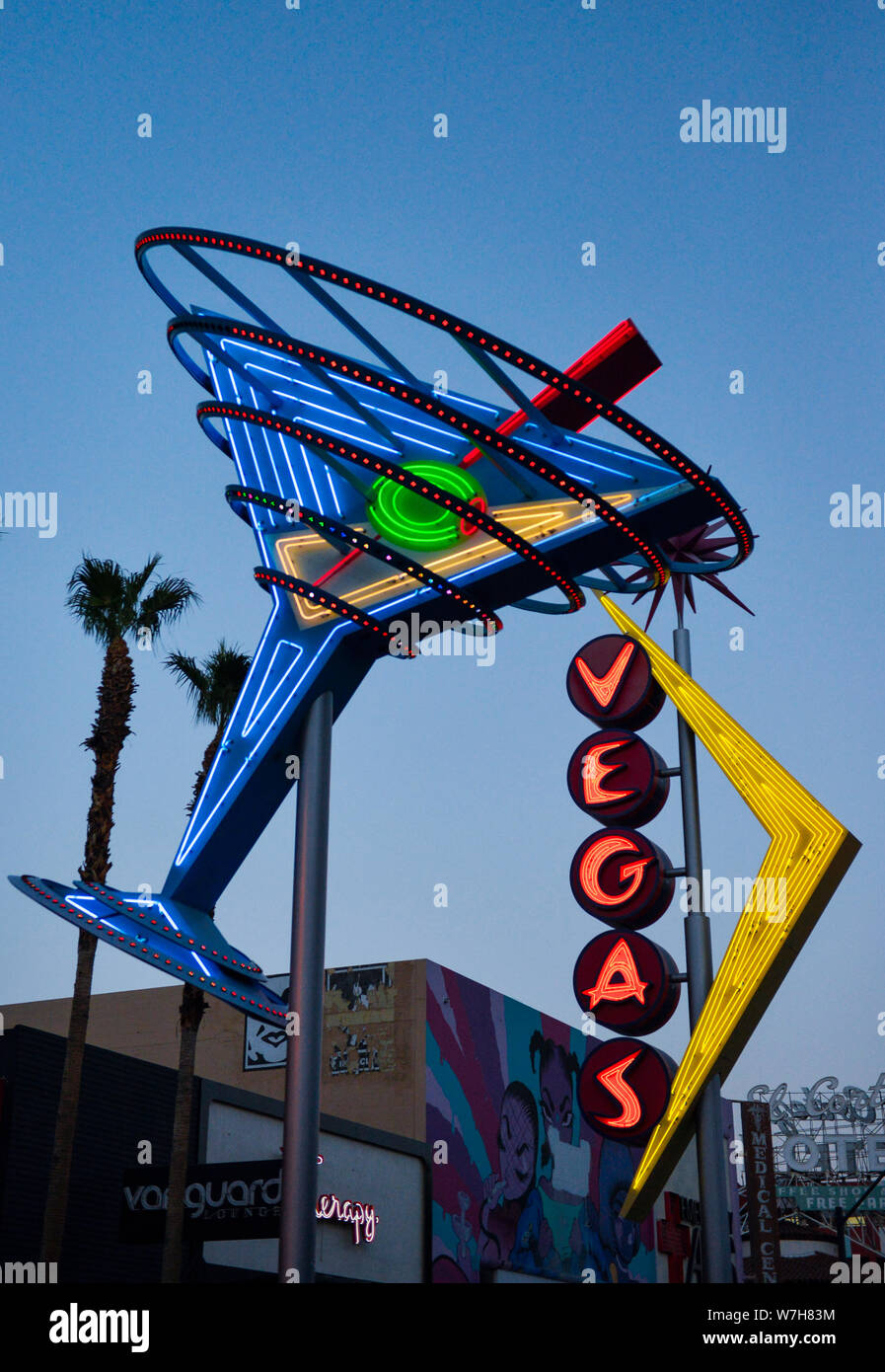 Illuminati al neon vetro martini segno su Fremont Street, nel centro di Las Vegas Foto Stock