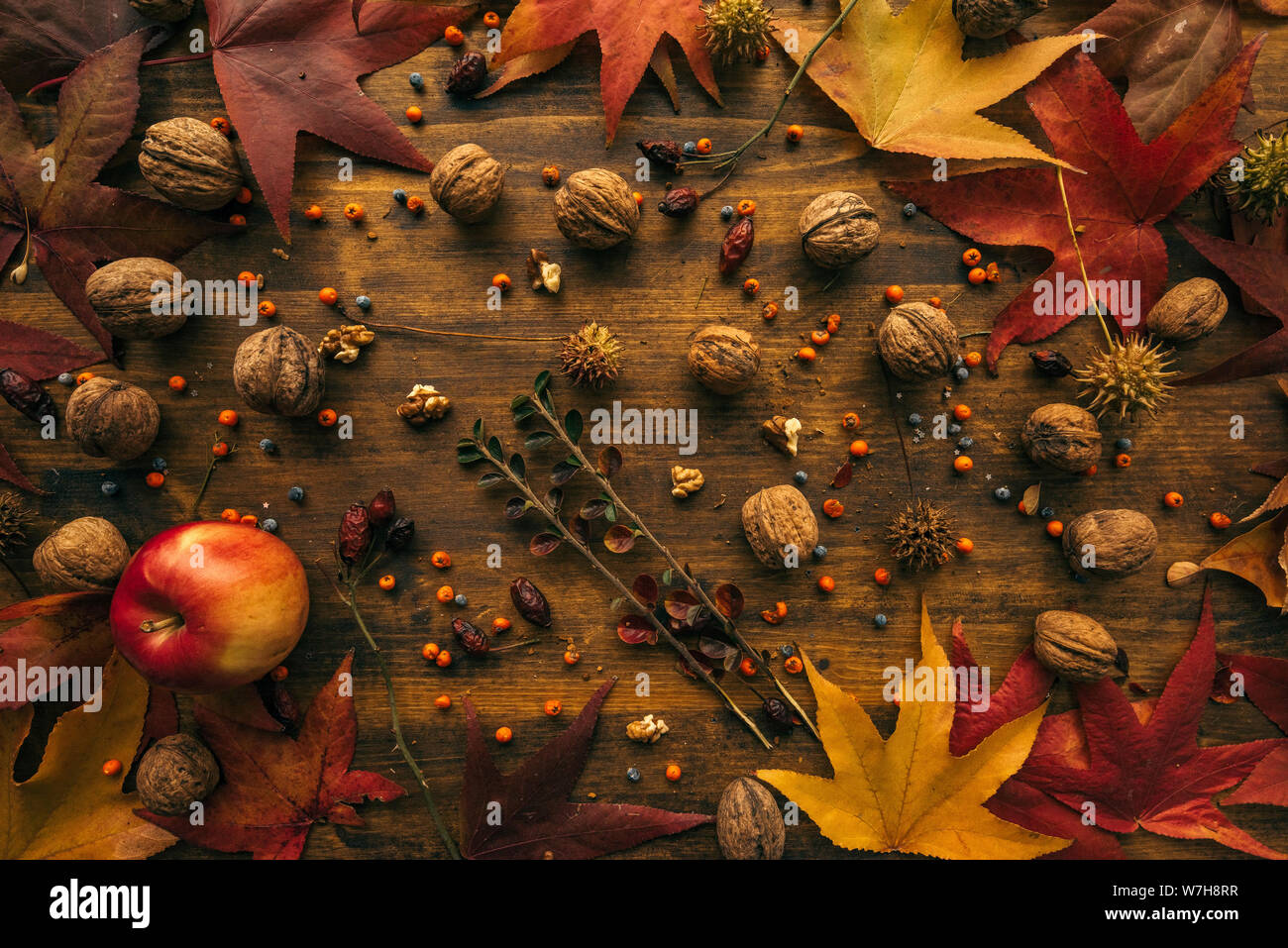 Rustico vista superiore piatta autunno laici disposizione decorazione con un po' di frutta secca e foglie di acero sul tavolo di legno Foto Stock