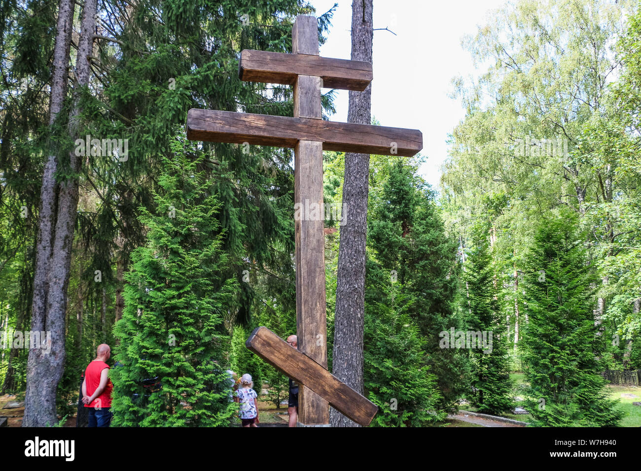 Borne Sulinowo, Polonia. 3rd, Agosto 2019 tombe sul gruppo del Nord di forza sovietica dell'esercito russo sono visti nel Borne Sulinowo, Polonia il 3 agosto 2019 Borne Sulinowo tra il 1945 e il 1992 era un segreto militare sovietico, base cancellati tutti i polacchi e mappe non è stato trasferito alla giurisdizione polacca fino al 1992. Nei documenti ufficiali sono stati chiamati zone forestali e rimase un segreto per quasi cinquant'anni. In 344 tombe sono sepolti soldati sovietici, le loro famiglie e i civili dell'esercito sovietico lavoratori. © Vadim Pacajev / Alamy Live News Foto Stock