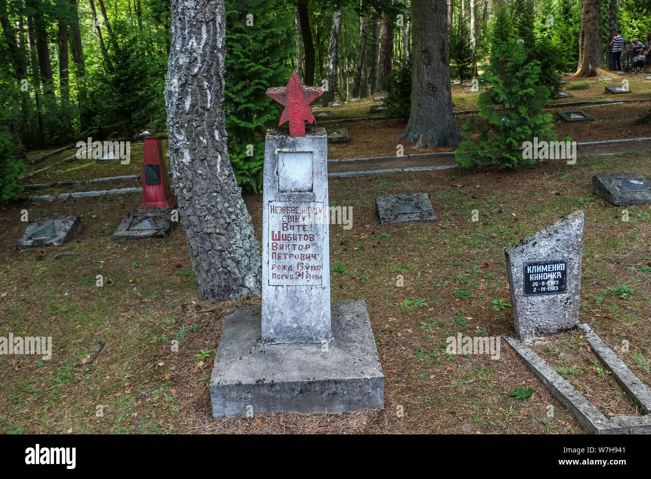 Borne Sulinowo, Polonia. 3rd, Agosto 2019 tombe sul gruppo del Nord di forza sovietica dell'esercito russo sono visti nel Borne Sulinowo, Polonia il 3 agosto 2019 Borne Sulinowo tra il 1945 e il 1992 era un segreto militare sovietico, base cancellati tutti i polacchi e mappe non è stato trasferito alla giurisdizione polacca fino al 1992. Nei documenti ufficiali sono stati chiamati zone forestali e rimase un segreto per quasi cinquant'anni. In 344 tombe sono sepolti soldati sovietici, le loro famiglie e i civili dell'esercito sovietico lavoratori. © Vadim Pacajev / Alamy Live News Foto Stock