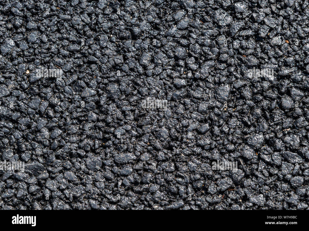 Strada nero asfalto con superficie ruvida come sfondo Foto Stock