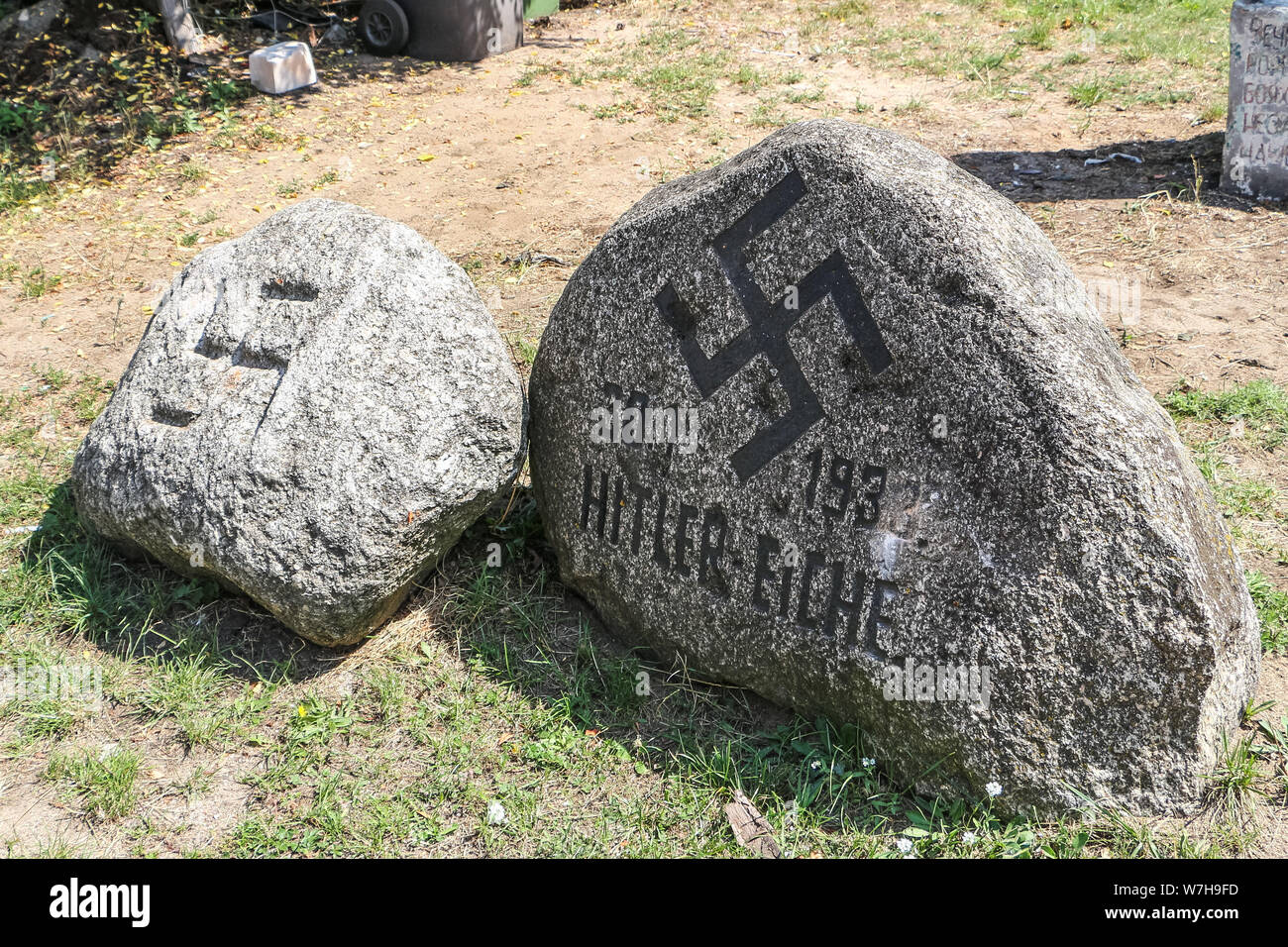 Borne Sulinowo, Polonia. 3rd, Agosto 2019 Swastika incisa su un campo grande pietra è visto nel Borne Sulinowo, Polonia il 3 agosto 2019 Borne Sulinowo ex lordo era nato dal 1933 i Nazisti tedeschi grande base militare e la scuola di artiglieria della Wehrmacht, inaugurata ufficialmente da Adolf Hitler nel 1938. © Vadim Pacajev / Alamy Live News Foto Stock
