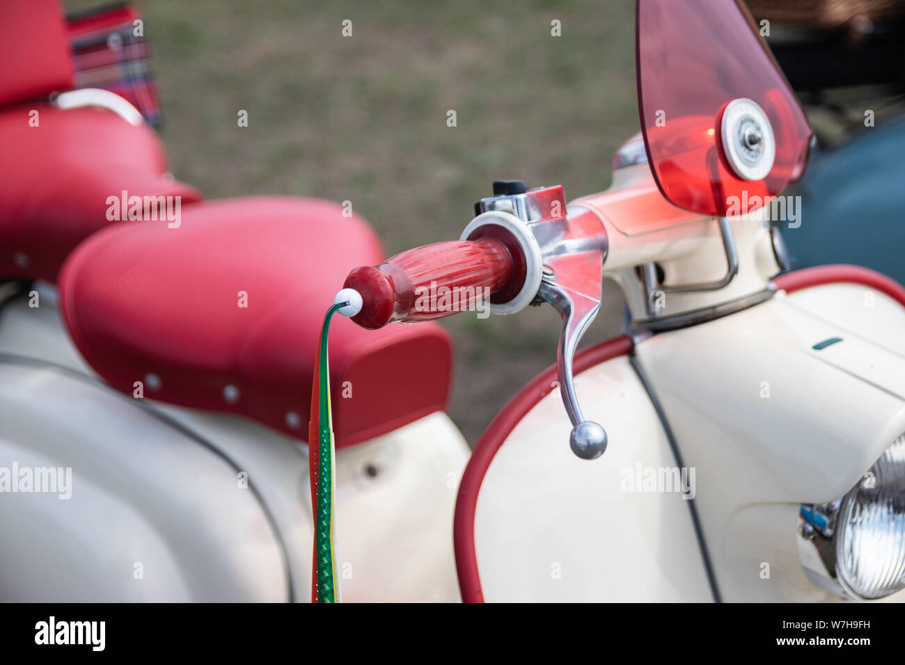 Una chiusura della valvola a farfalla o barre di impugnatura su una Lambretta scooter o ciclomotore Foto Stock