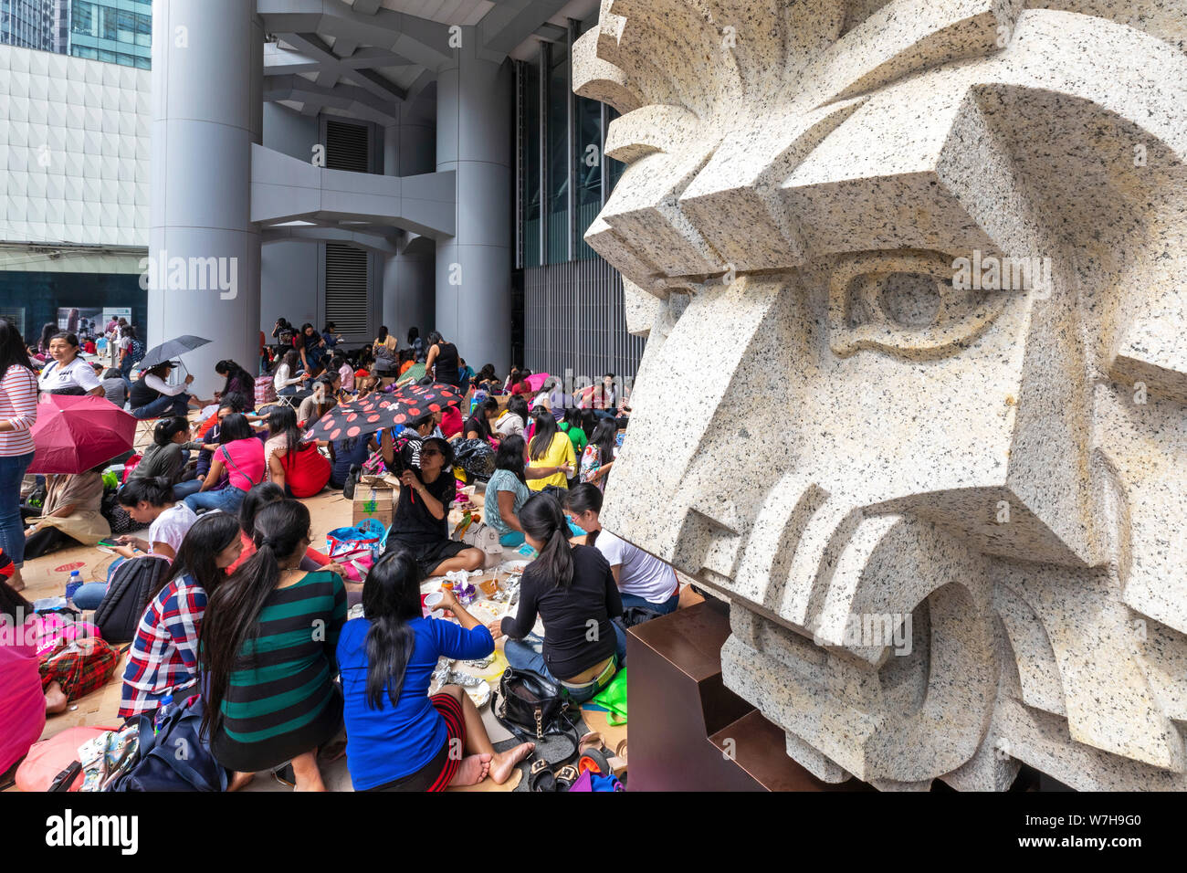 Lavoratori filippini presso HSBC Building il giorno off, Hong Kong SAR, Cina Foto Stock