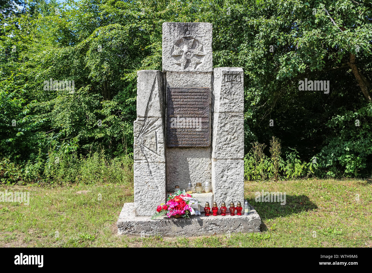 Borne Sulinowo, Polonia. 3rd, Agosto 2019 Monumento in memoriam di ucciso ufficiale francese Andre Rabin è visto nel Borne Sulinowo, Polonia il 3 agosto 2019 Oflag II-D era un tedesco della Seconda guerra mondiale per prigionieri di guerra camp si trova a Gross Nato è stato stabilito a casa francesi ufficiali dalla Battaglia di Francia, più tardi polacco e soldati sovietici. In Ja. 1945 vi erano 5,014 ufficiali e 377 orderlies nel camp. © Vadim Pacajev / Alamy Live News Foto Stock