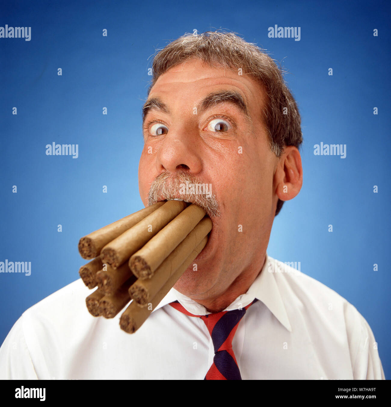 Uomo con sigari in bocca Foto Stock