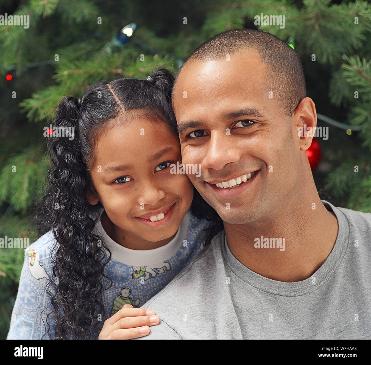 Padre e figlia per celebrare il Natale Foto Stock