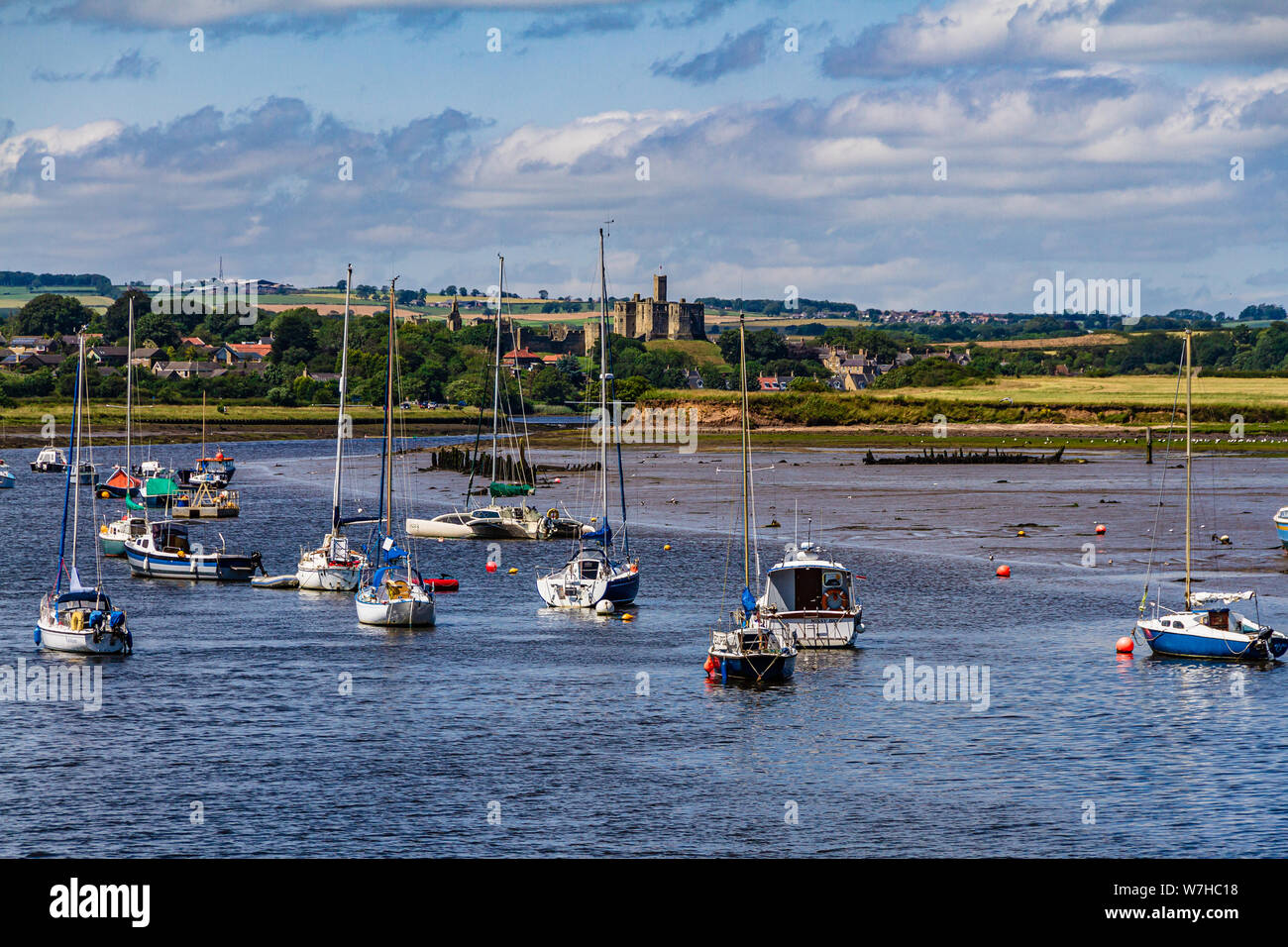 Una vista al di sopra della marea estuario Coquet a camminare verso Warkworth borgo e castello, Northumberland, Regno Unito. Luglio 2019. Foto Stock