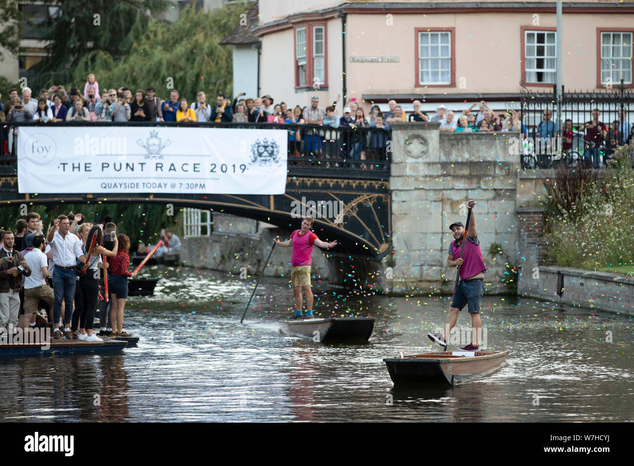 Cambridge 2 Agosto 2019: Il vincitore celebra come egli attraversa la linea dopo la concorrenza nella sessione inaugurale del Cambridge Punt chauffeur gara. Foto Stock