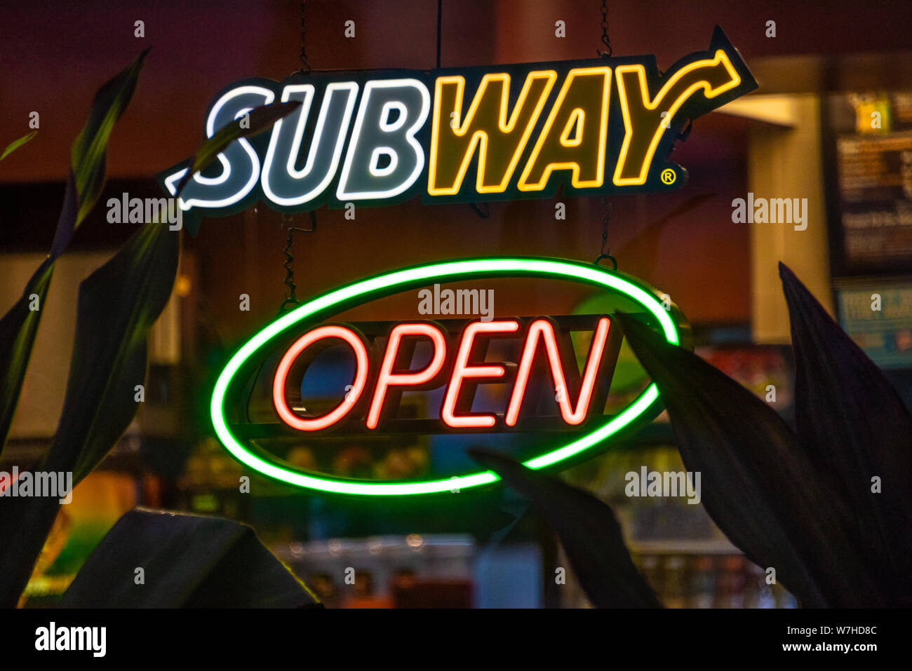 Il Neon 'aperto' segno nella finestra di una metropolitana fast food sandwich shop ristorante a West Palm Beach, Florida. (USA) Foto Stock