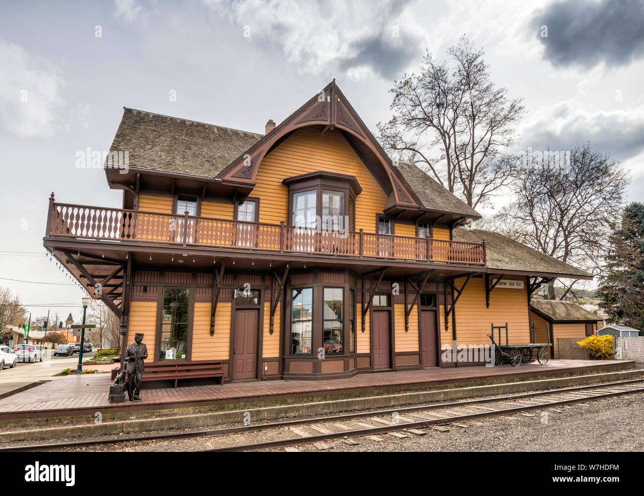 Storica Union Pacific Depot, 1881, ora museo, capostazione e compagno di scultura di Keith McMasters, 2010, davanti, a Dayton, Washington, Stati Uniti d'America Foto Stock