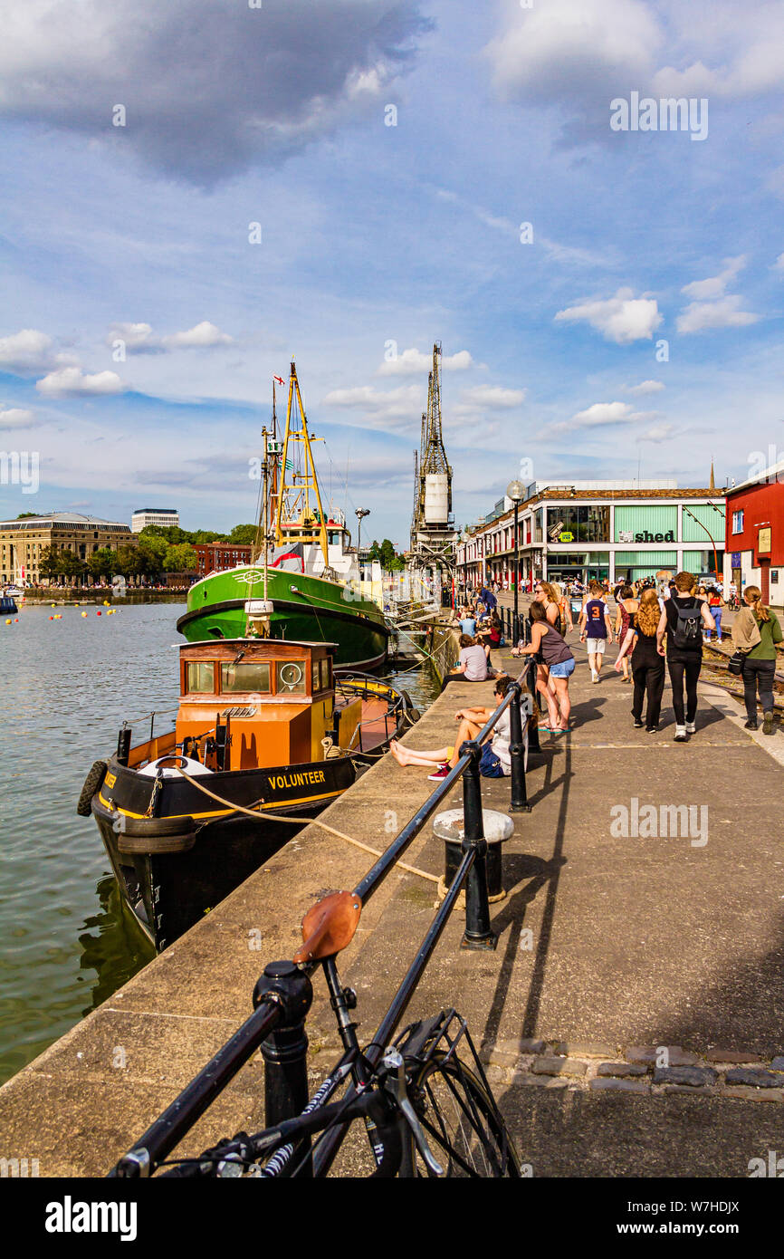 Bristol dell ex docks ora parte della M-Shed museum, con barche rimorchiatore e gru aperto ai visitatori. Bristol, Regno Unito. Luglio 2019. Foto Stock