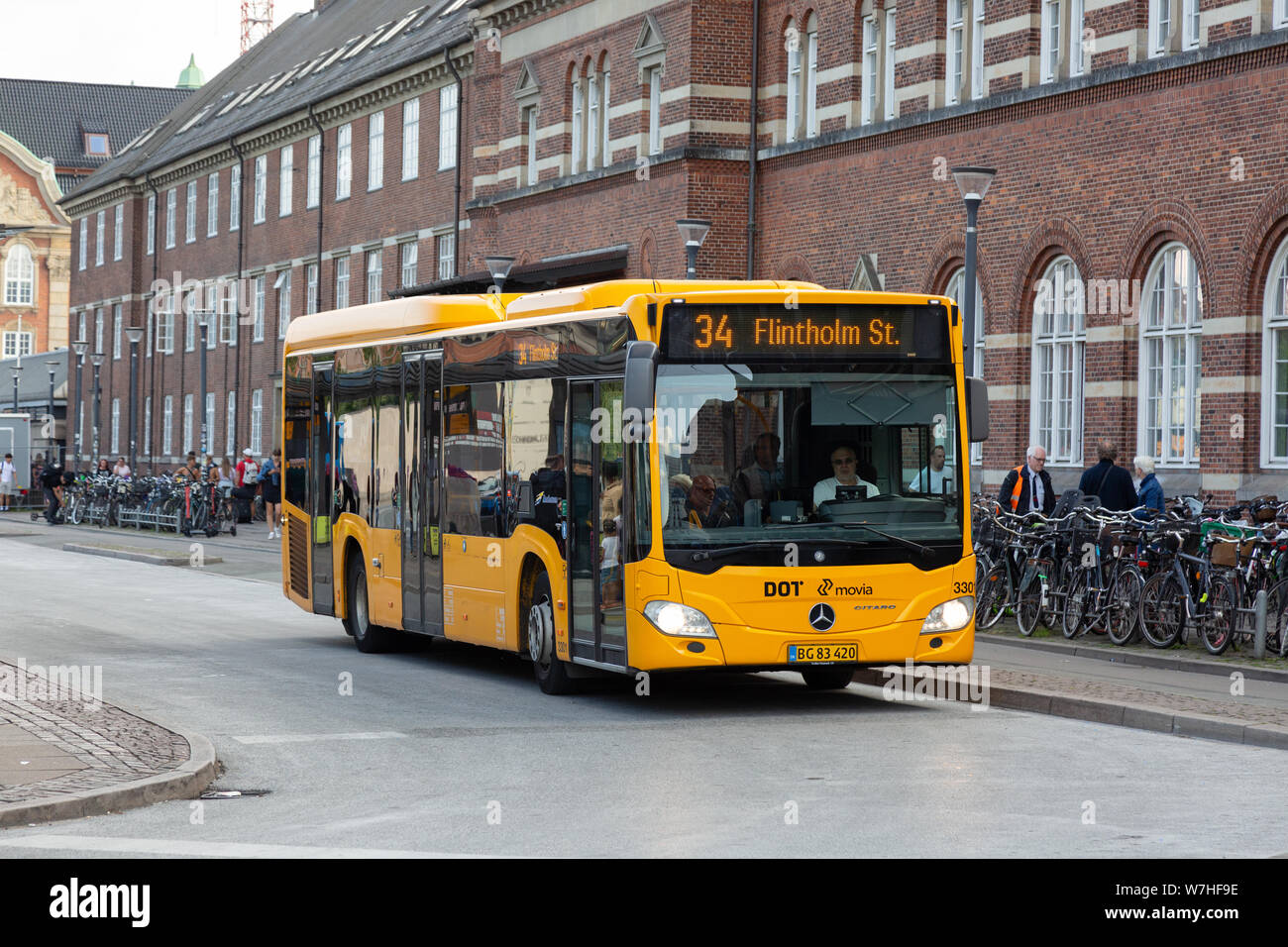 A Copenaghen il trasporto con autobus - un trasporto pubblico numero 34 autobus nel centro della città di Copenaghen, Danimarca Scandinavia Europa Foto Stock