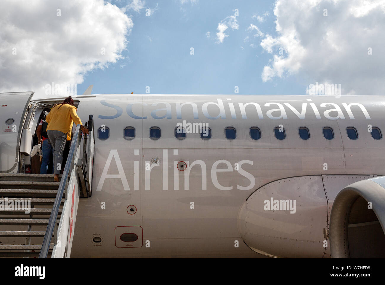 Scandinavian Airlines - persone di salire a bordo di un aereo SAS, l'aeroporto di Stansted, Essex REGNO UNITO Foto Stock