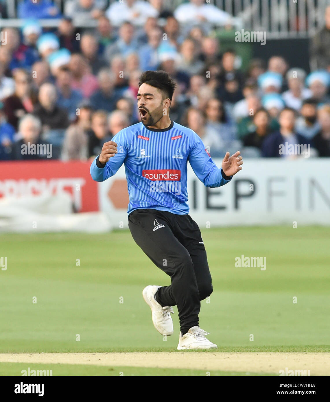 Hove Sussex UK 6 agosto 2019 - Rashid Khan bowling per i Sussex Sharks durante il Vitality T20 Blast cricket match tra Sussex Sharks e Glamorgan al 1st Central County Ground di Hove crediti : Simon Dack / TPI / Alamy Live News Foto Stock